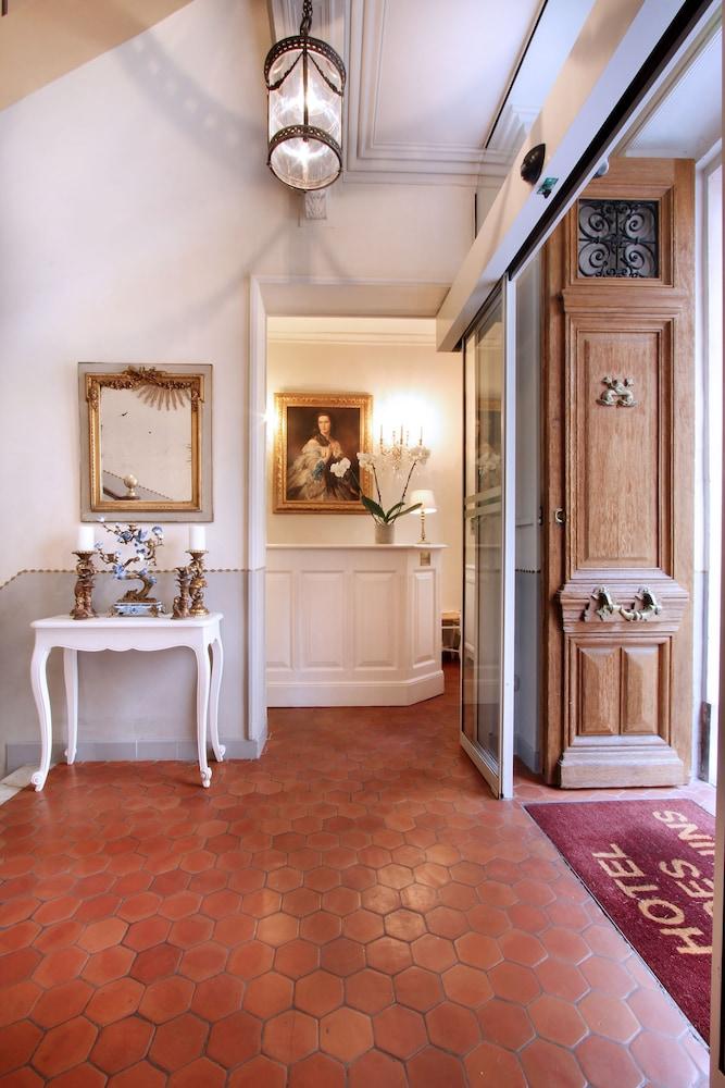 Hotel Les Quatre Dauphins 3*