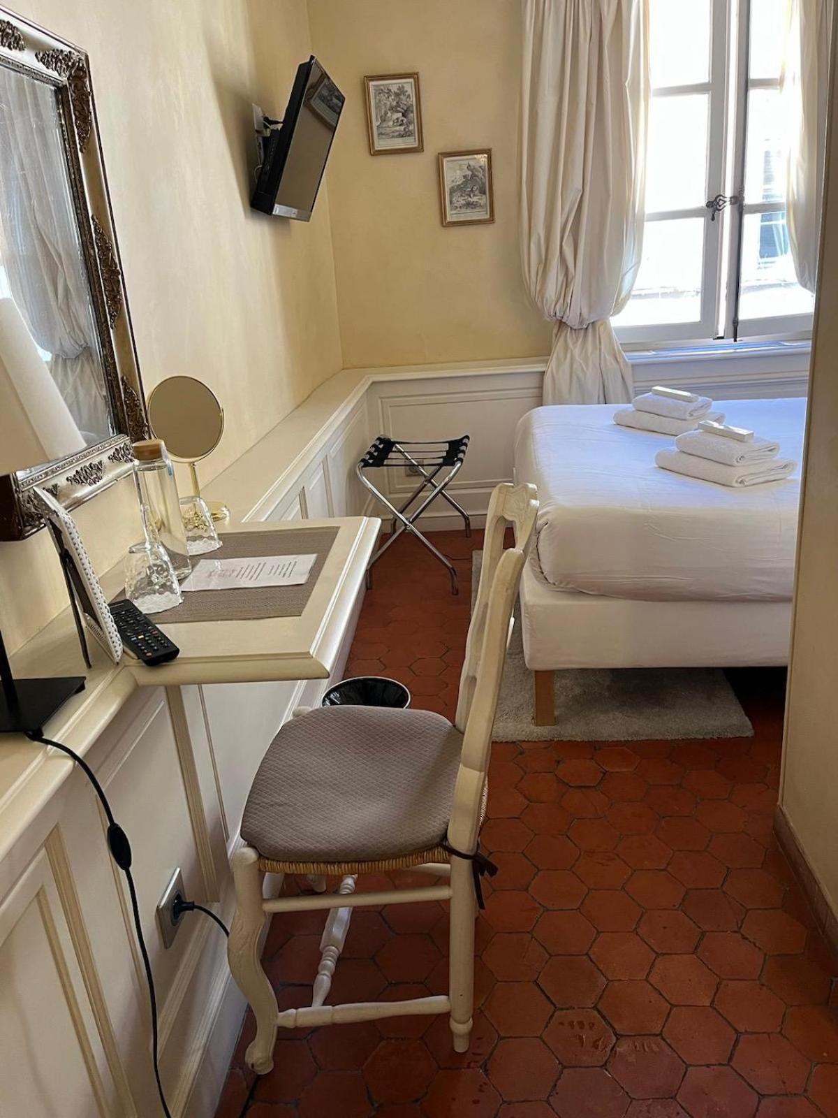 Les Quatre Dauphins Hotel 3*